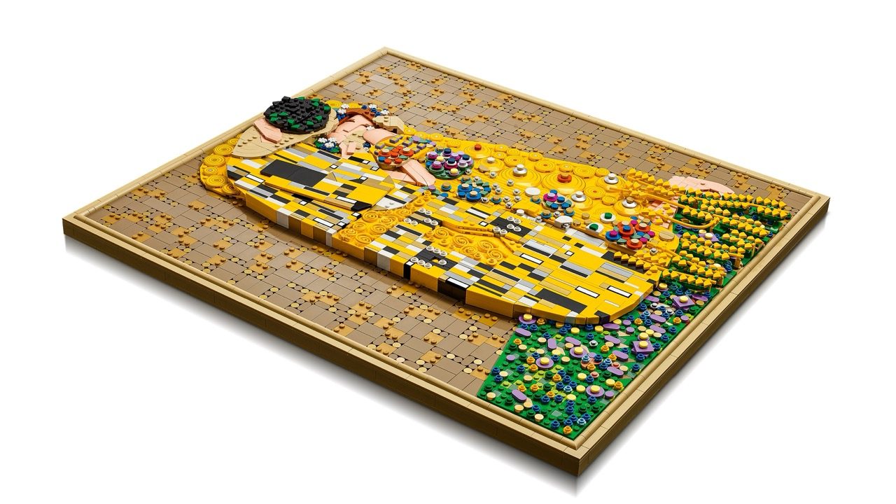 LEGO Art Gustav Klimt "The Kiss" set 31221 with golden frame and colorful studs on wooden base.