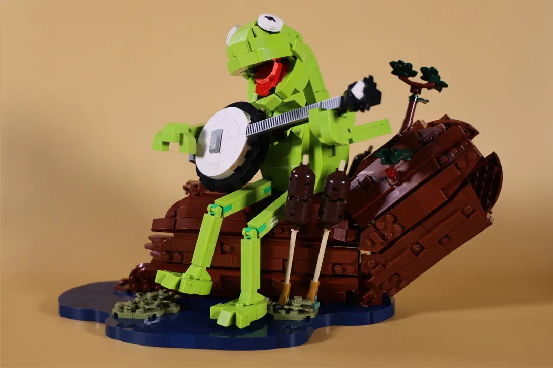 Kermit Strums Rainbow Connection on a Swamp Log in 1,101 Poseable Bricks