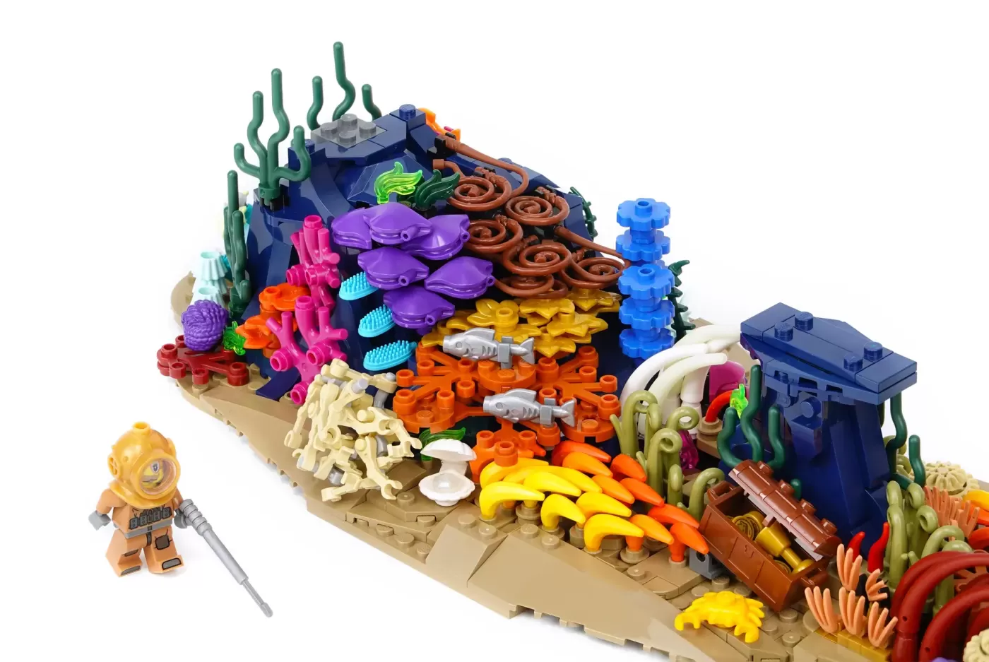 This Motorized Steampunk Submarine LEGO® Ideas Project Just Hit 10,000 Supporters (10000) — contents